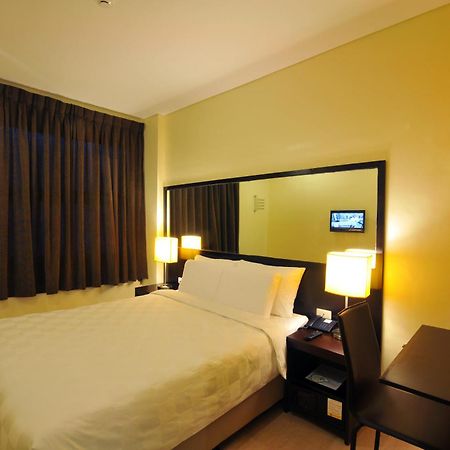 Go Hotels Iloilo Екстериор снимка