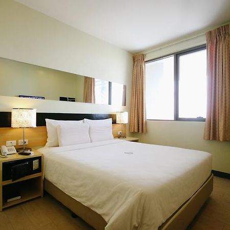 Go Hotels Iloilo Стая снимка
