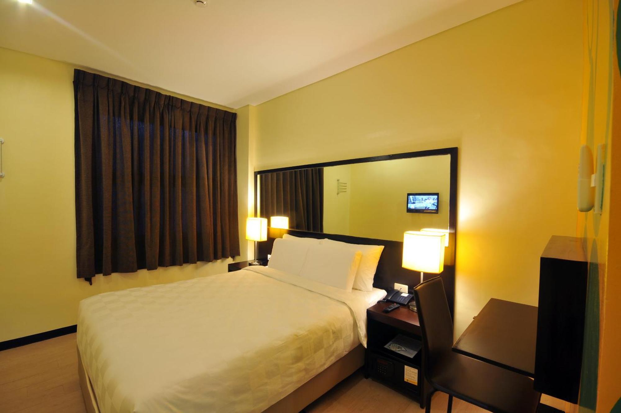 Go Hotels Iloilo Екстериор снимка