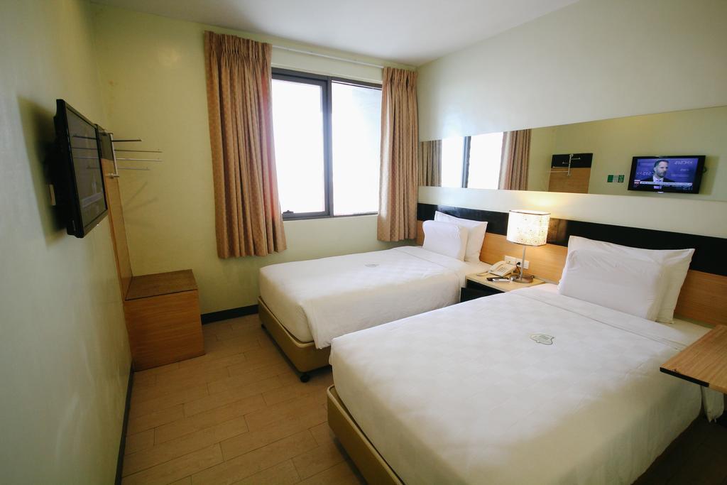 Go Hotels Iloilo Екстериор снимка