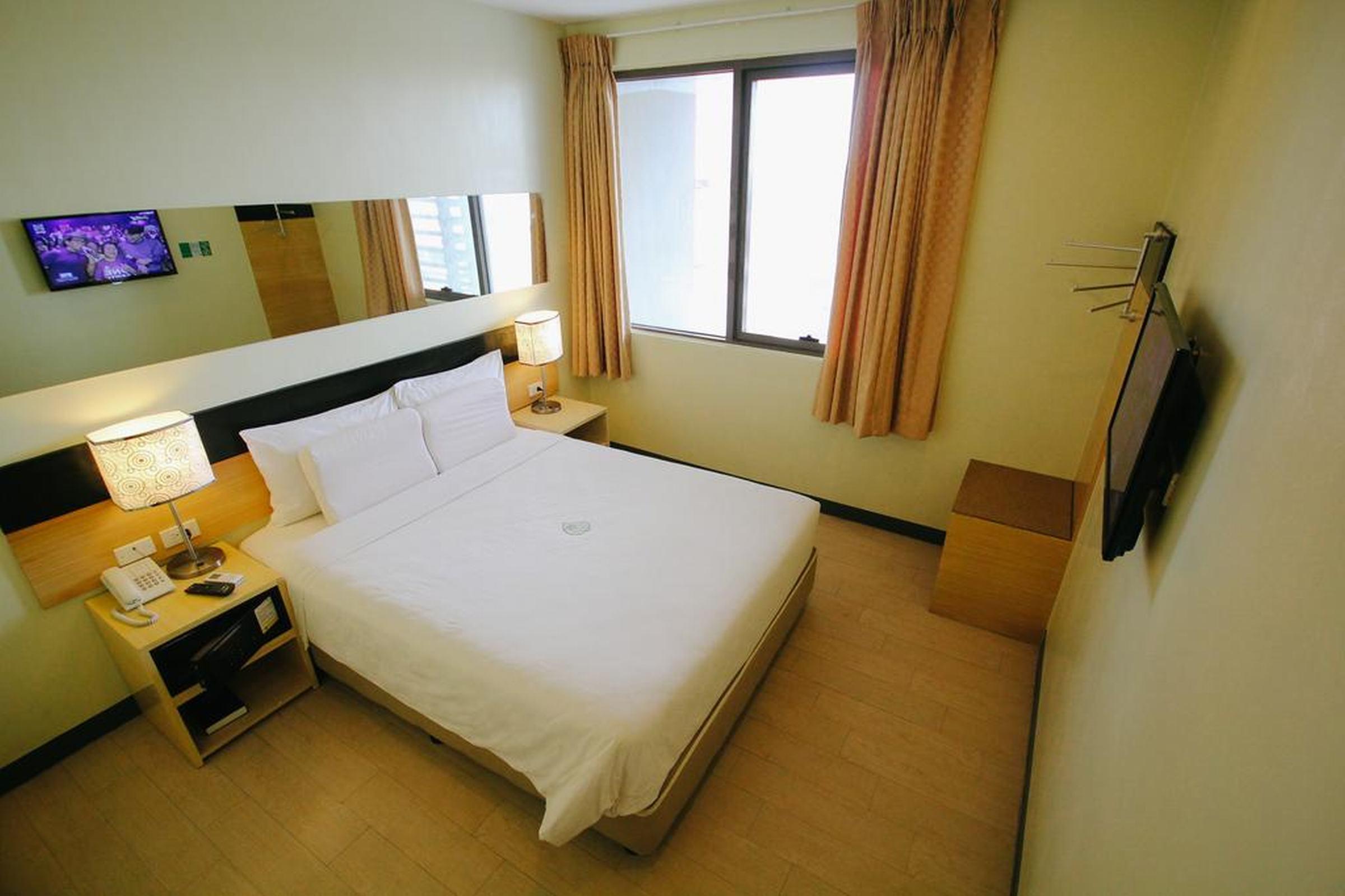 Go Hotels Iloilo Екстериор снимка