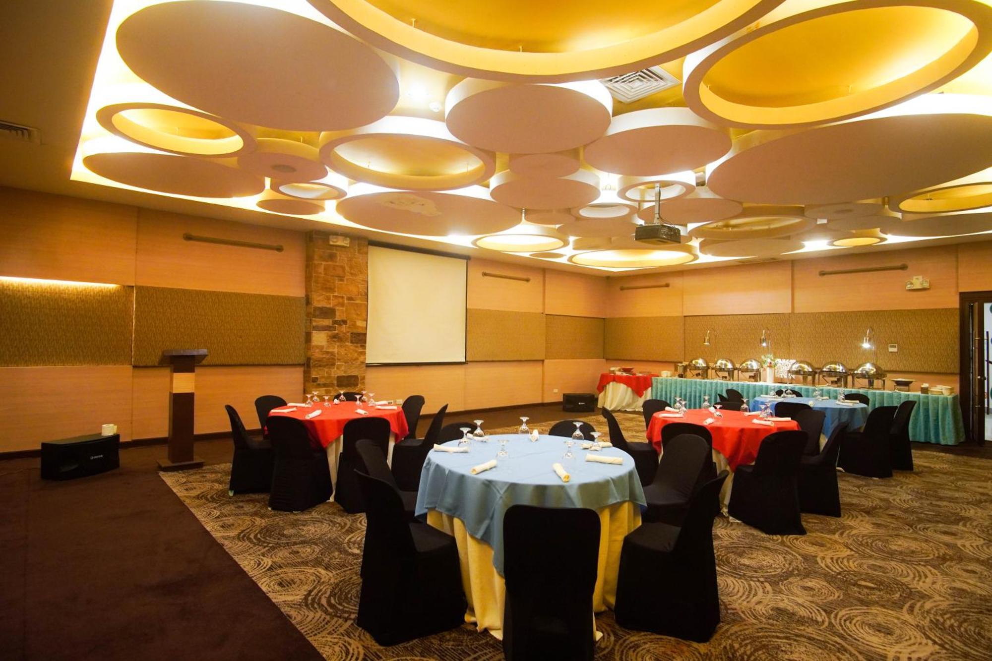 Go Hotels Iloilo Екстериор снимка