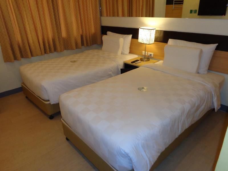 Go Hotels Iloilo Екстериор снимка