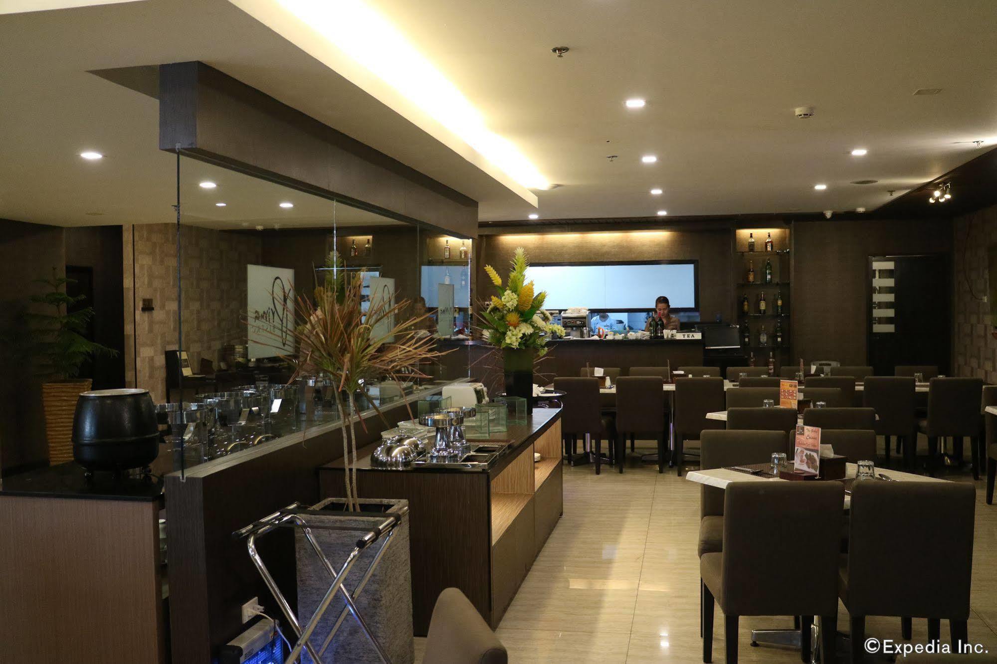Go Hotels Iloilo Екстериор снимка