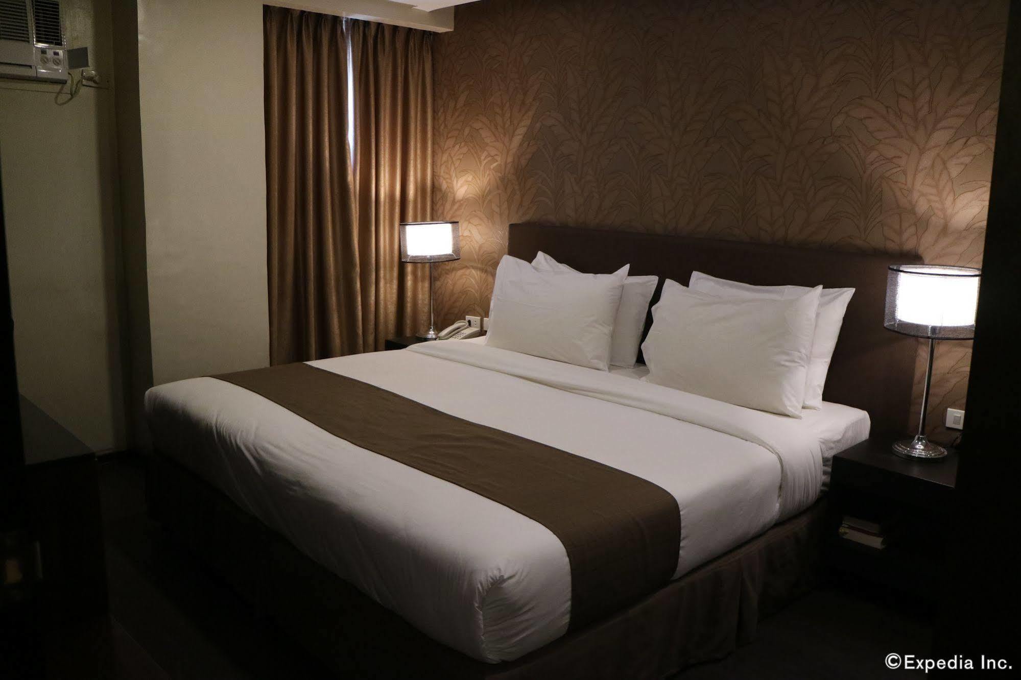 Go Hotels Iloilo Екстериор снимка