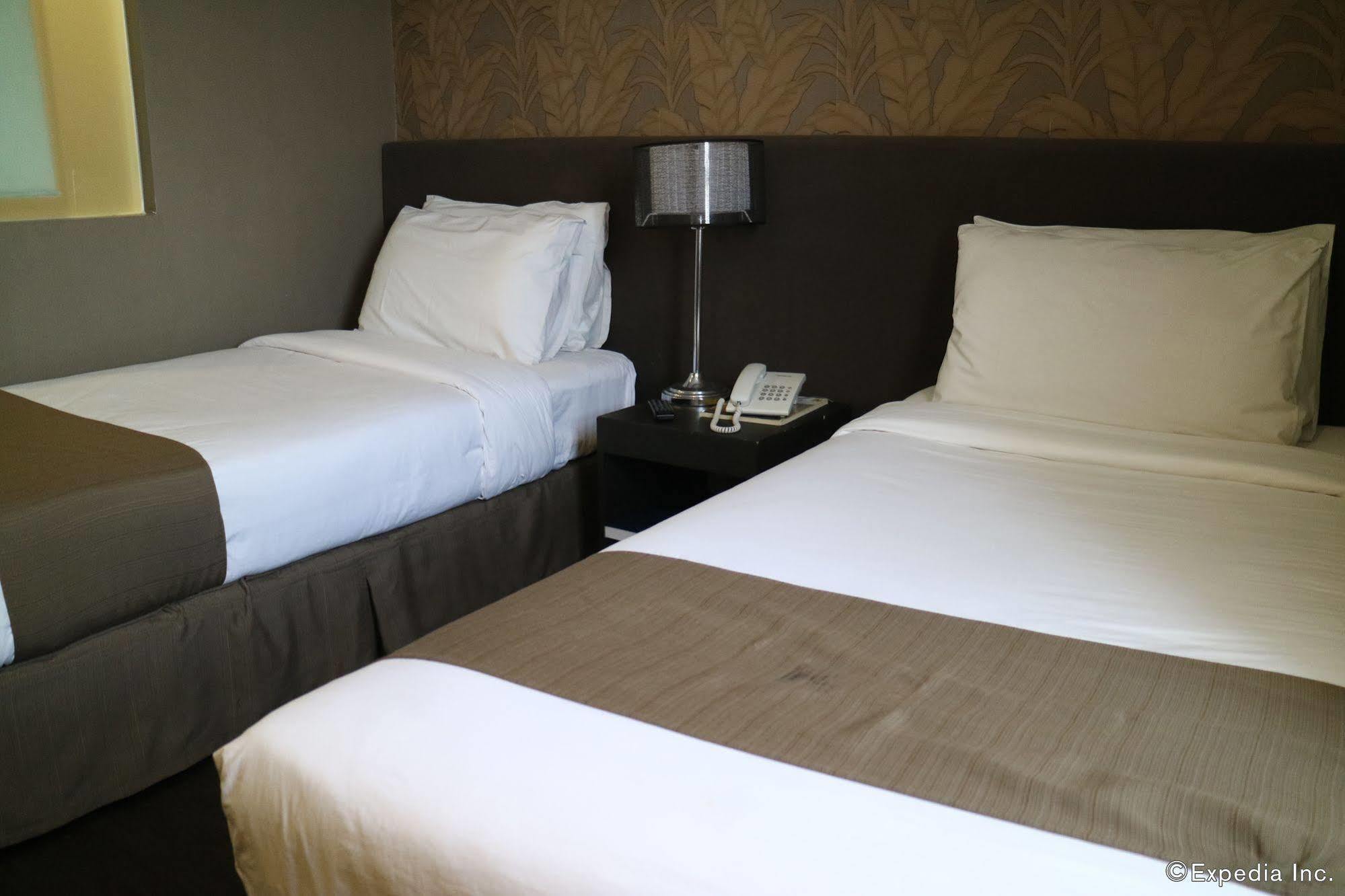 Go Hotels Iloilo Екстериор снимка