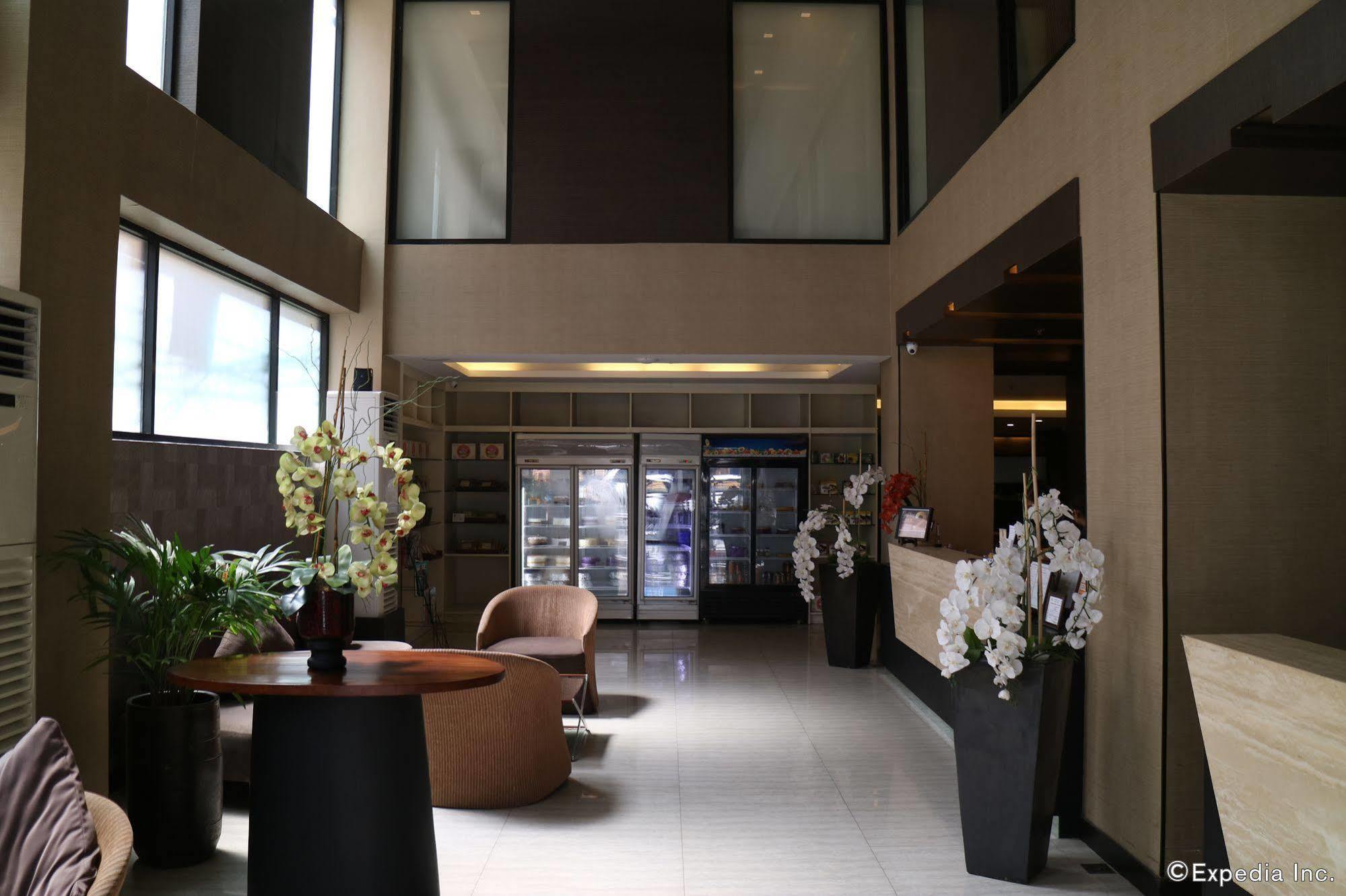 Go Hotels Iloilo Екстериор снимка