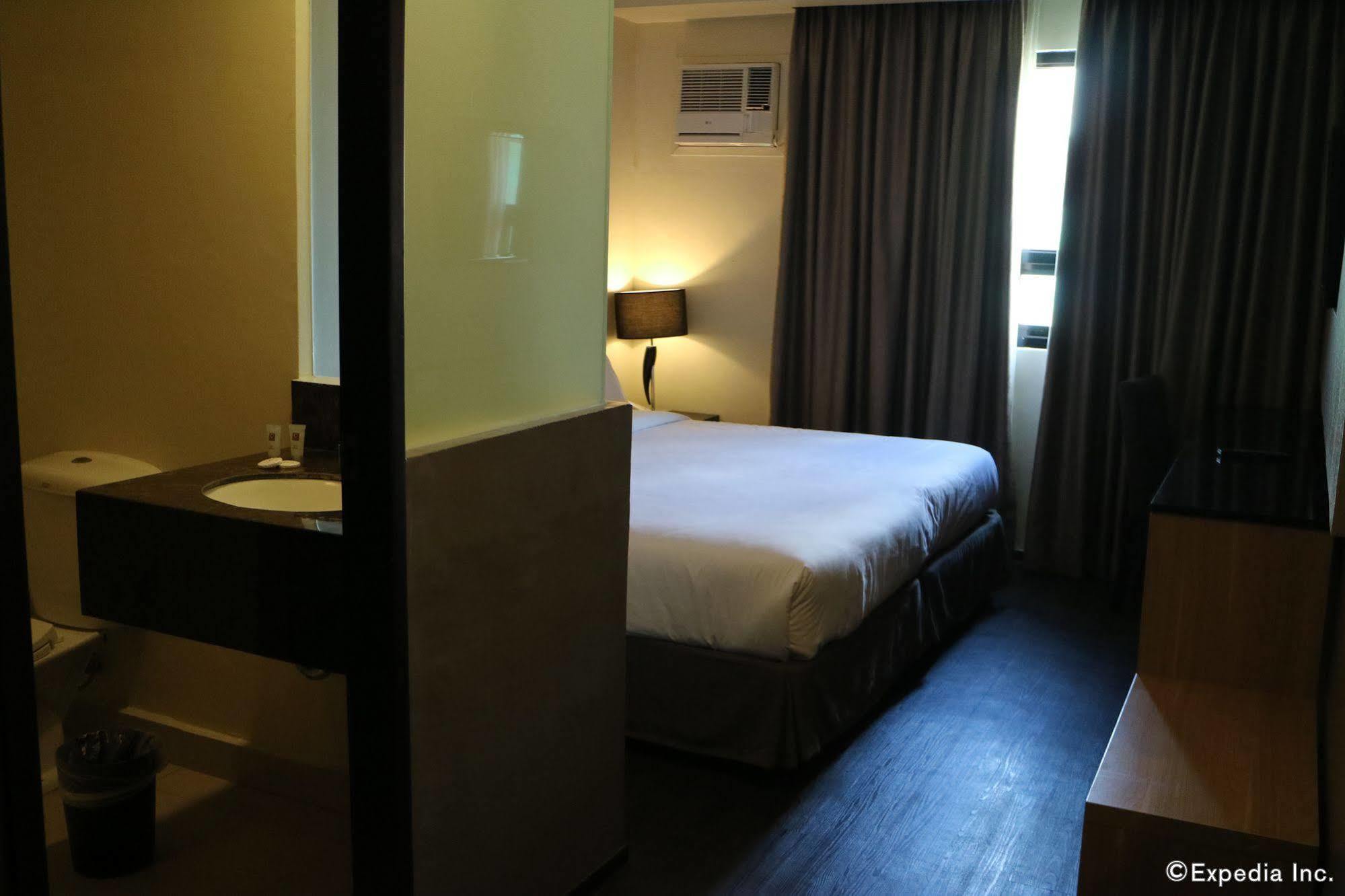 Go Hotels Iloilo Екстериор снимка