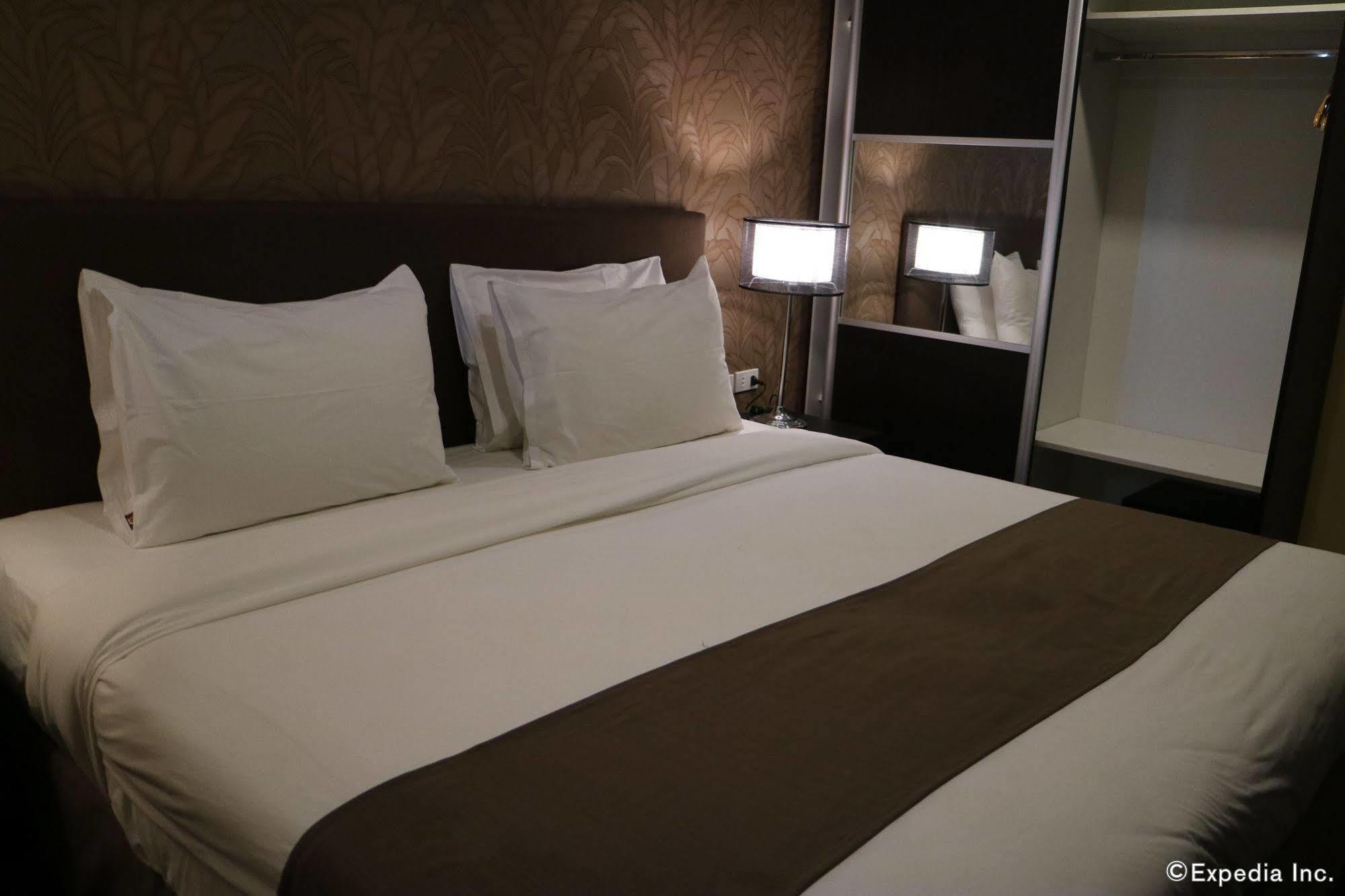 Go Hotels Iloilo Екстериор снимка