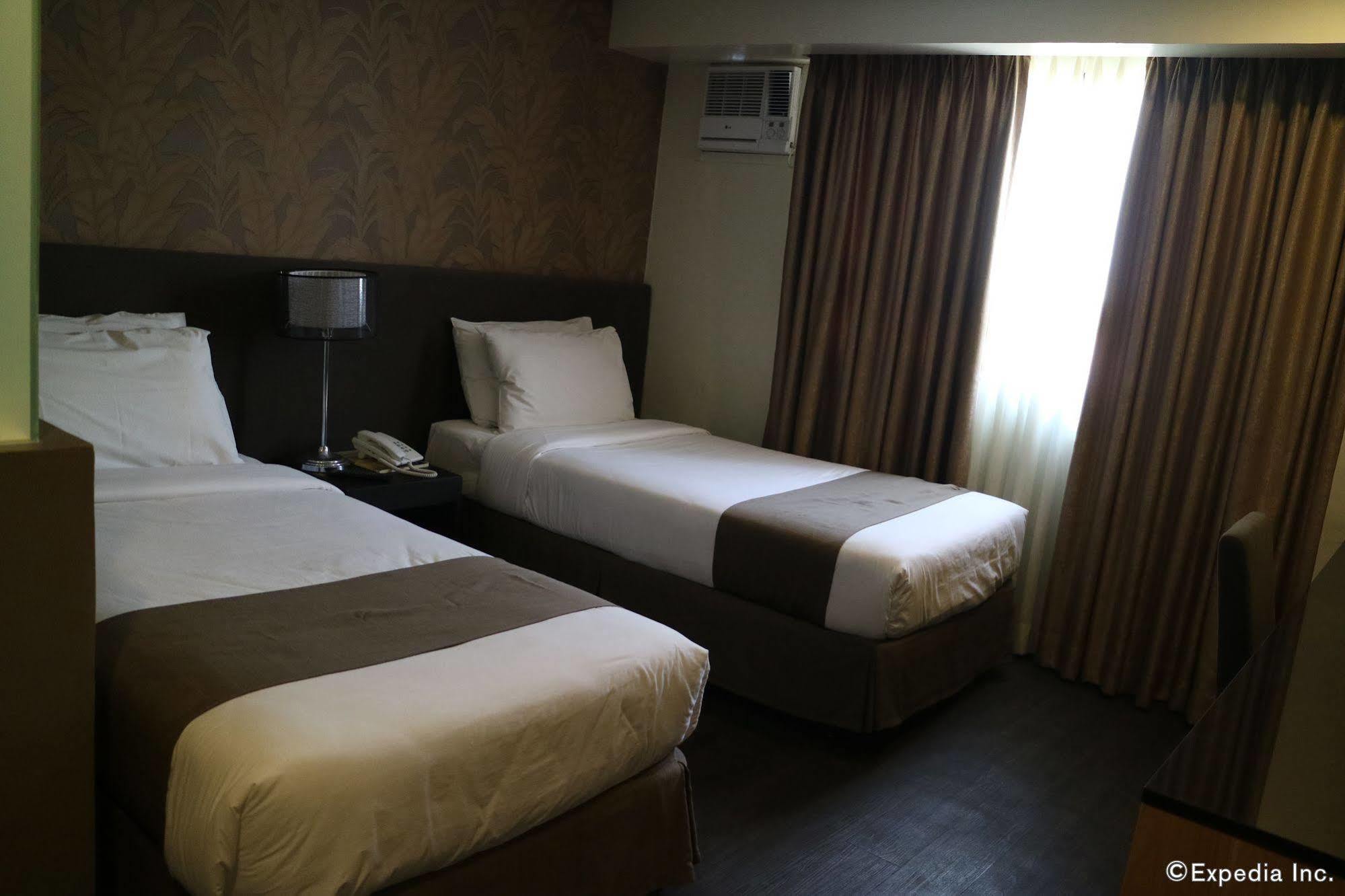 Go Hotels Iloilo Екстериор снимка