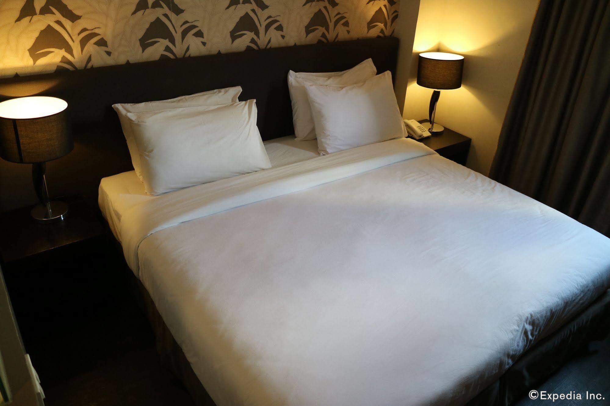 Go Hotels Iloilo Екстериор снимка