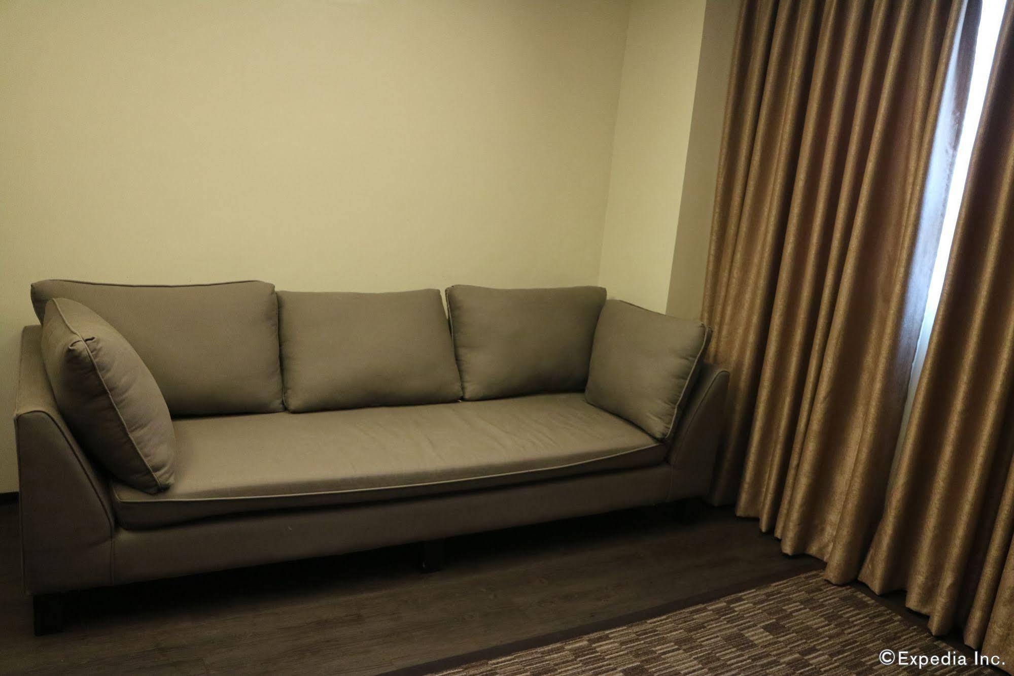 Go Hotels Iloilo Екстериор снимка